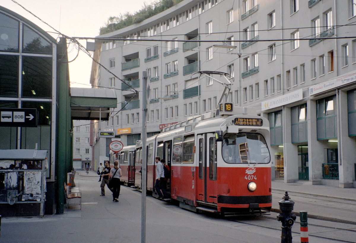 Wien Wiener Linien SL 18 (E2 4074) III, Landstraße, Markhofgasse (Endhaltestelle Schlachthausgasse) am 4. August 2010. - Scan eines Farbnegativs. Film: Kodak FB 200-7. Kamera: Leica C2.