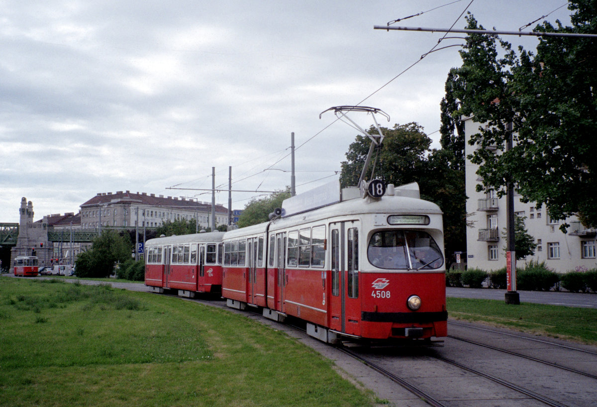 Wien Wiener Linien SL 18 (E1 4508 + c3 1234) VI, Mariahilf, Linke Wienzeile / U-Bahnstation Margaretengürtel am 6. August 2010. - Scan eines Farbnegativs. Film: Fuji S-200. Kamera: Leica C2.