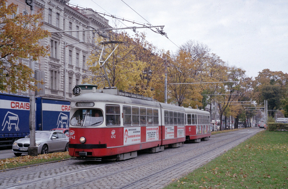 Wien Wiener Linien SL 18 (E1 4742 + c3 1222) XV, Rudolfsheim-Fünfhaus / VII, Neubau,  Neubaugürtel am 19. Oktober 2010. - Scan eines Farbnegativs. Film: Fuji S-200. Kamera: Leica C2.