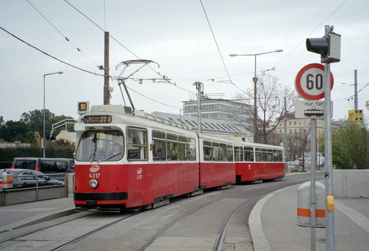 Wien Wiener Linien SL 18 (E2 4317 + c5 1517) III, Landstraße, Landstraßer Gürtel / Prinz-Eugen-Straße / Arsenalstraße am 19. Oktober 2010. - Scan eines Farbnegativs. Film: Fuji S-200. Kamera: Leica C2.