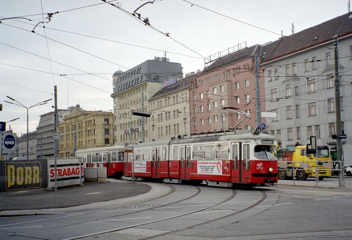 Wien Wiener Linien SL 18 (E1 4742 + c3 1222) Wiedner Gürtel / Arsenalstraße / Prinz_Eugen-Straße am 19. Oktober 2010. - Links erkennt man die damaligen Bauarbeiten am Südbahnhof. - Scan eines Farbnegativs. Film: Fuji S-200. Kamera: Leica C2.