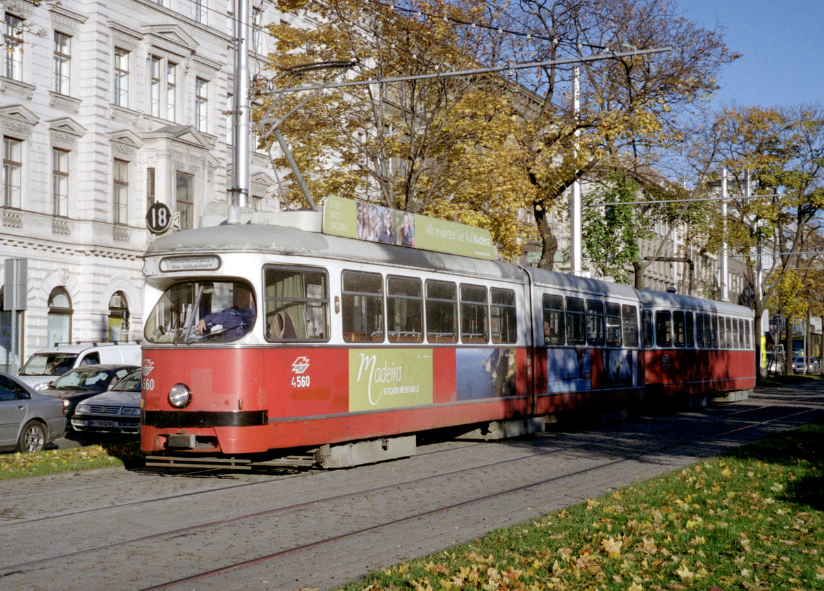Wien Wiener Linien SL 18 (E1 4560 + c3 1217) Neubaugürtel am 22. Oktober 2010. - Scan eines Farbnegativs. Film: Kodak Advantix 200-2. Kamera: Leica C2.