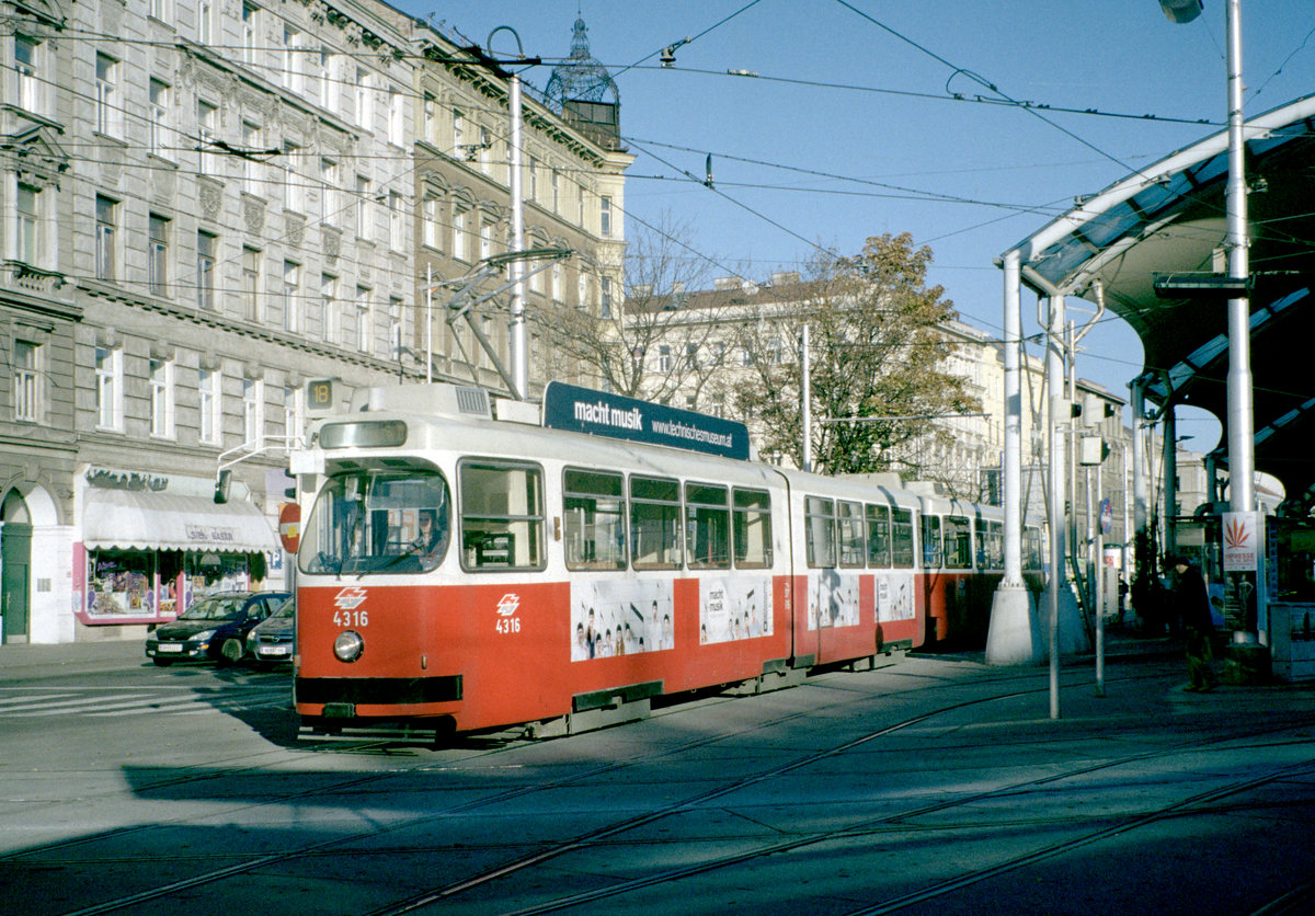 Wien Wiener Linien SL 18 (E2 4316 + c5 1516) Neubaugürtel / Märzstraße / Urban-Loritz-Platz am 22. Oktober 2010. - Scan eines Farbnegativs. Film: Kodak Advantix 200-2. Kamera: Leica C2.