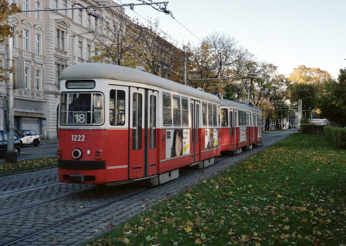 Wien Wiener Linien SL 18 (c3 1222 + E1 4742) XV, Rudolfsheim-Fünfhaus / VII, Neubau, Neubaugürtel am 21. Oktober 2010. - Scan eines Farbnegativs. Film: Fuji S-200. Kamera: Leica CL.