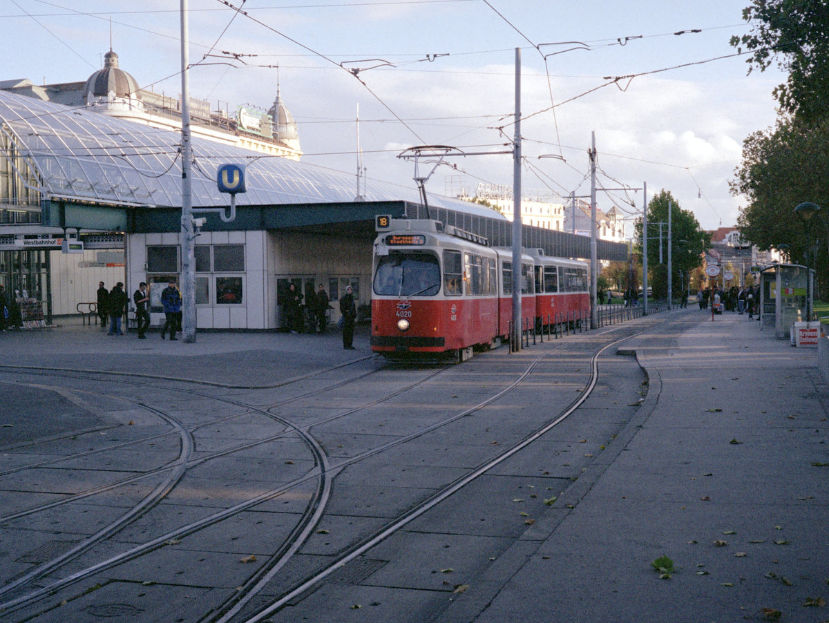 Wien Wiener Linien SL 18 (E2 4020 + c5 1420) Neubaugürtel / Europaplatz / Westbahnhof am 21. Oktober 2010. - Scan eines Farbnegativs. Film: Fuji S-200. Kamera: Leica CL.