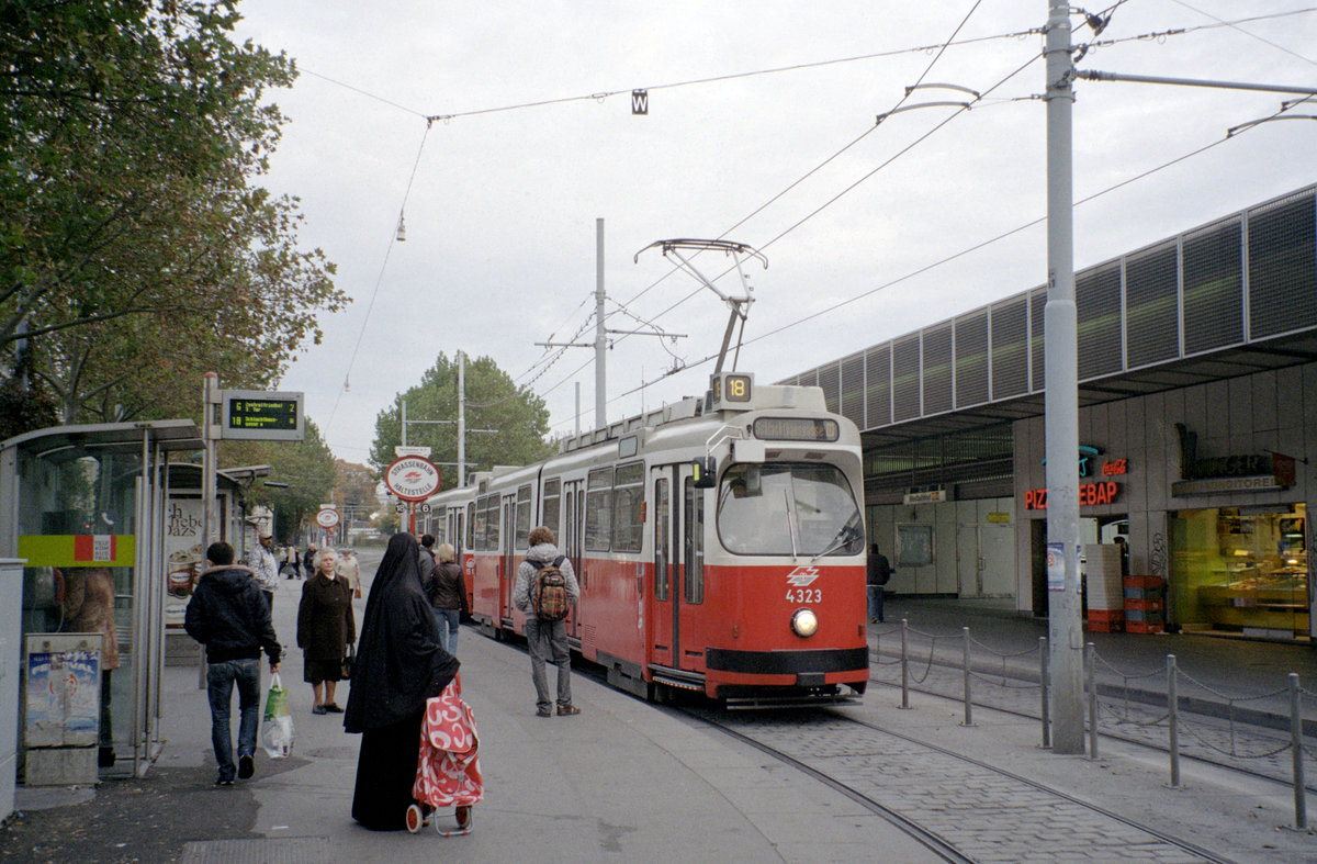 Wien Wiener Linien SL 18 (E2 4323 + c5 151x) Neubaugürtel / Westbahnhof am 23. Oktober 2010. - Scan eines Farbnegativs. Film: Kodak Advantix 200-2. Kamera: Leica C2.