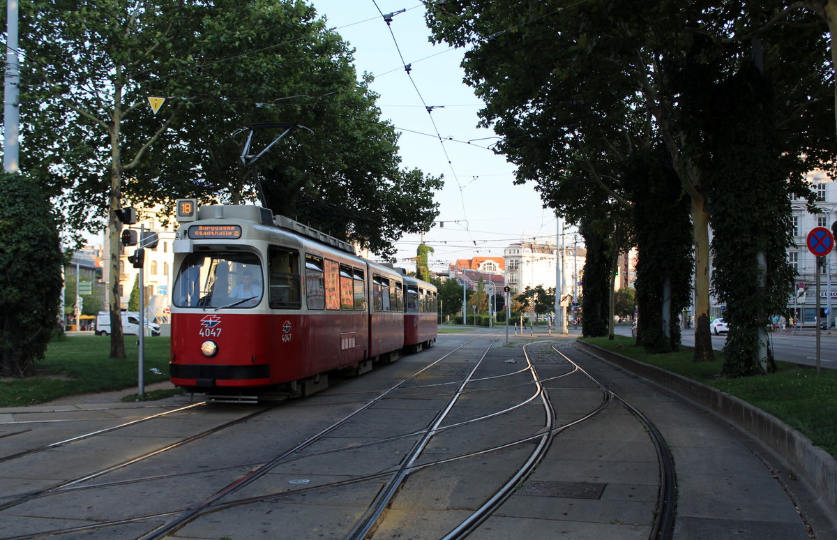Wien Wiener Linien SL 18 (E2 4047 (SGP 1981) + c5 1453 (Bombardier-Rotax 1980)) XV, Rudolfsheim-Fünfhaus, Neubaugürtel / Europaplatz am 31. Juli 2018.