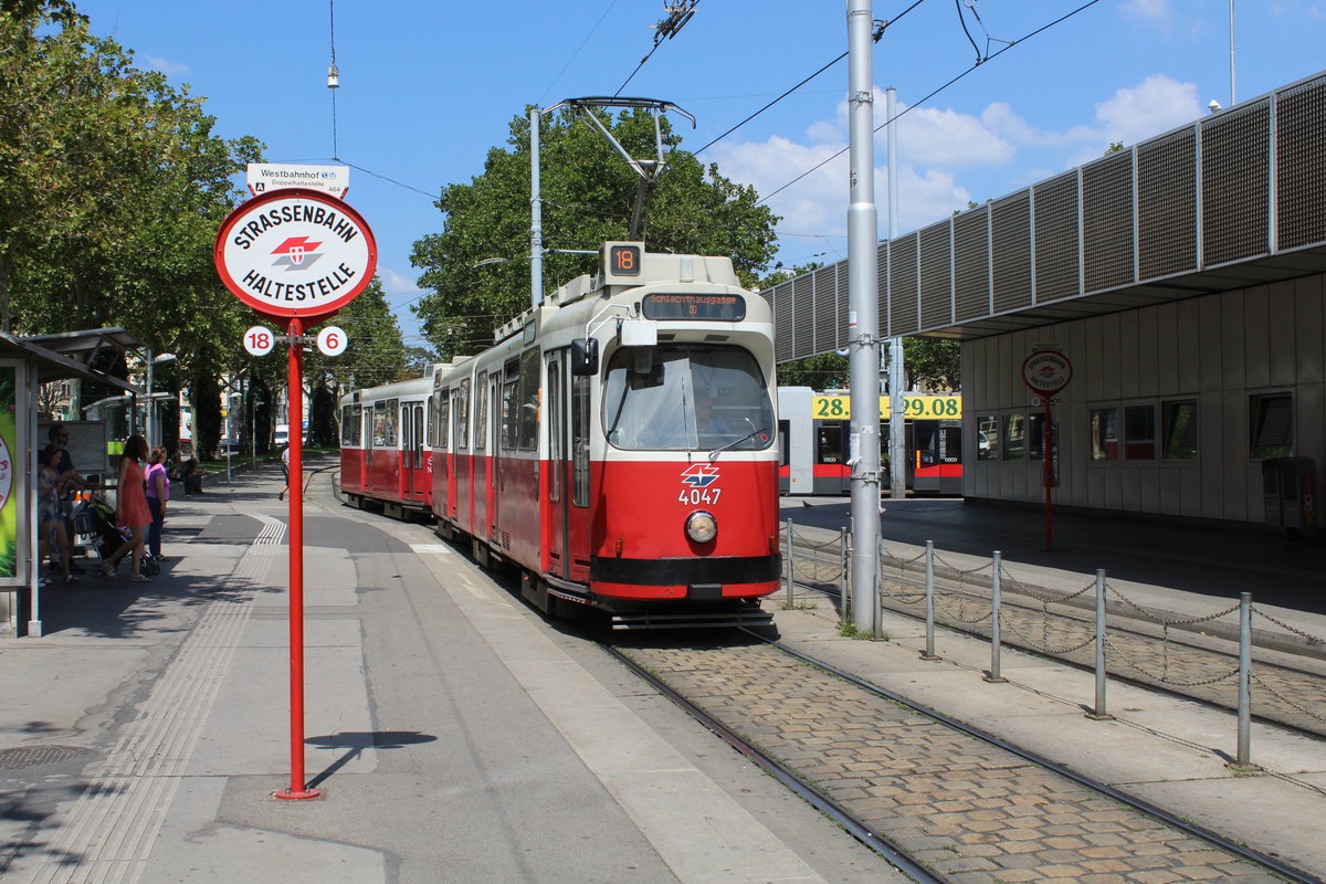 Wien Wiener linien SL 18 (E2 4047 (SGP 1981) + c5 1453 (Bombardier-Rotax 1980)) XV, Rudolfsheim-Fünfhaus, Neubaugürtel / Europaplatz / Westbahnhof am 31. Juli 2018.