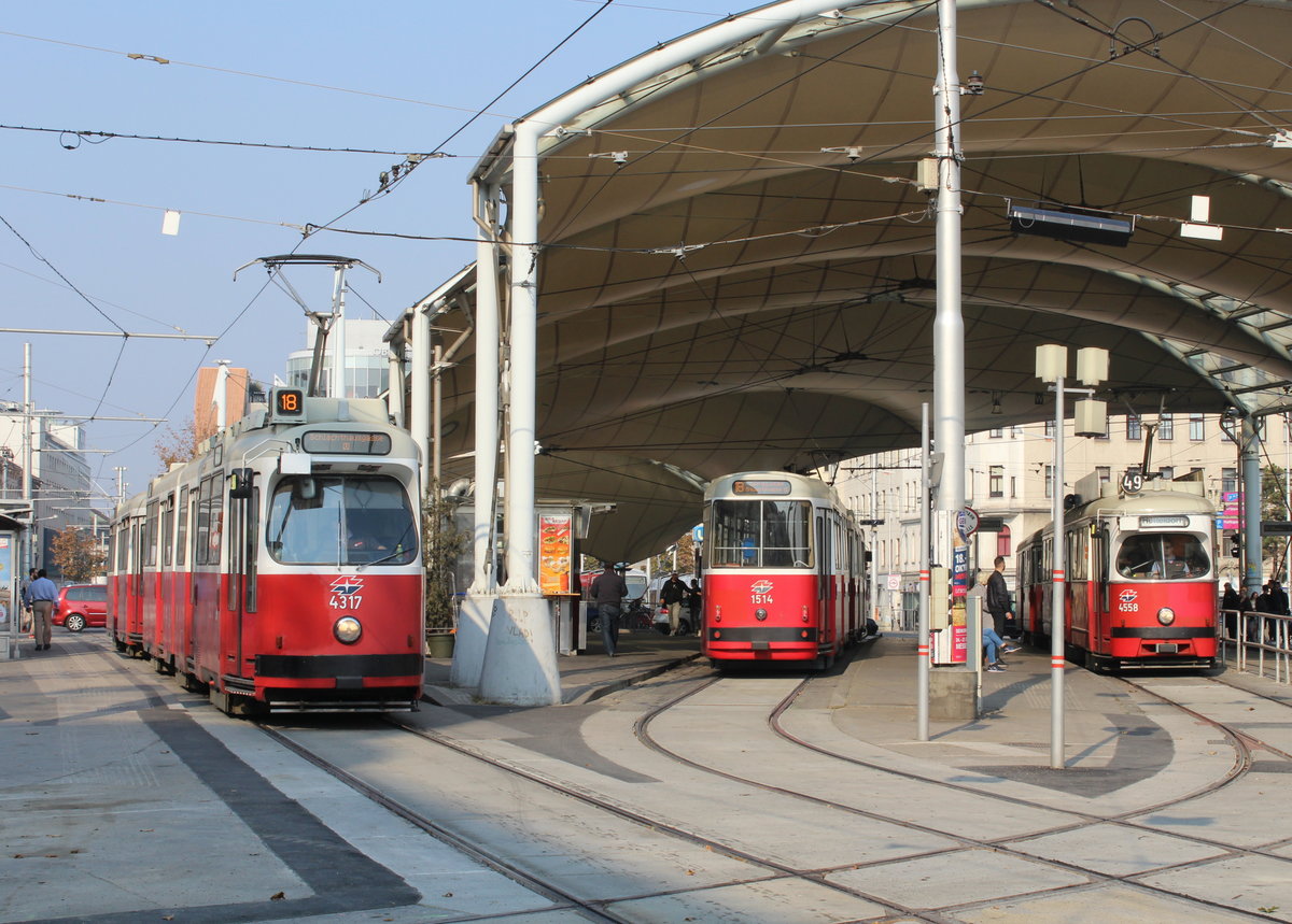 Wien Wiener Linien SL 18 (E2 4317) / SL 18 (c5 1514 + E2 4314) / SL 49 (E1 4558) XV, Rudolfsheim-Fünfhaus, Fünfhaus / VII Neubau, Neubaugürtel (Hst. Urban-Loritz-Platz) am 19. Oktober 2018.