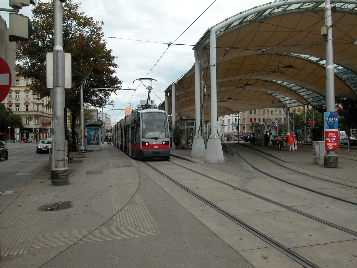 Wien Wiener Linien SL 18 (B 603) Neubaugürtel / Urban-Loritz-Platz am 6. August 2010.