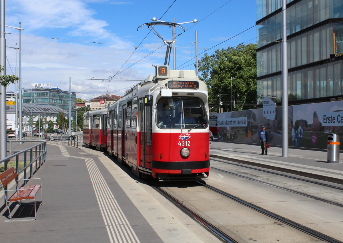 Wien Wiener Linien SL 18 (E2 4312) Hst Quartier Belvedere (früher: Südbahnhof) am 9. Juli 2014.