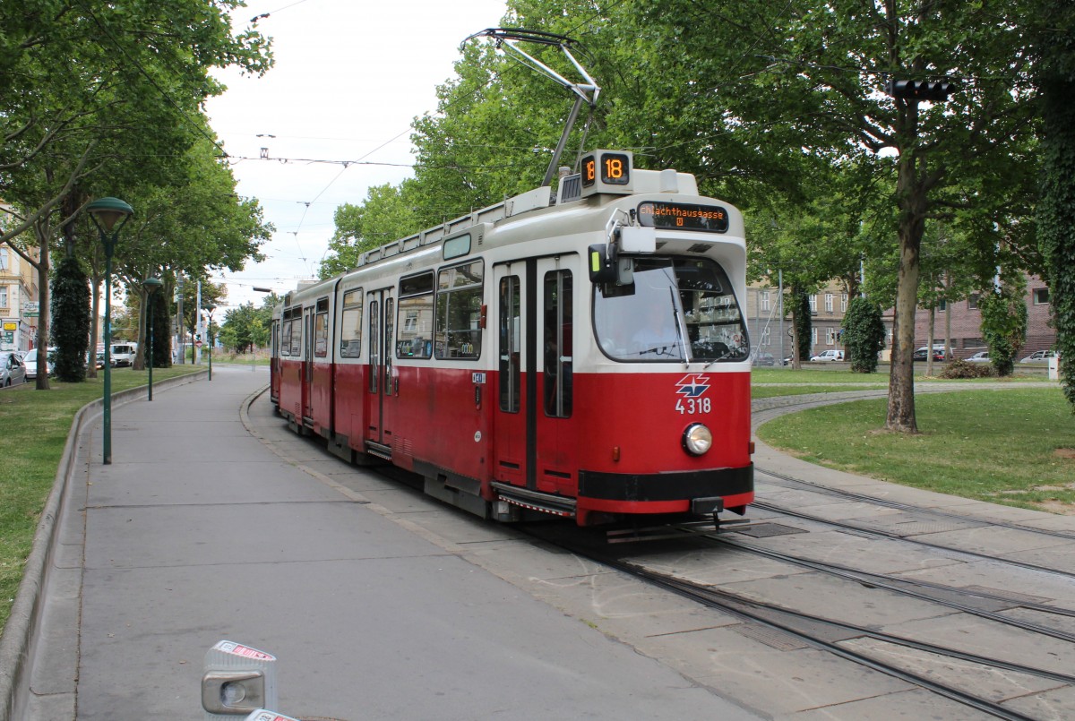 Wien Wiener Linien SL 18 (E2 4318) Neubaugürtel / Westbahnhof am 10. Juli 2014.