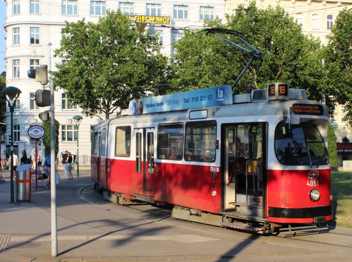 Wien Wiener Linien SL 18 (E2 4051) Westbahnhof (in der Schleife der Linien 52 und 58) am 2. Juli 2015. - Der Zug fuhr in Richtung Bahnhof Rudolfsheim.