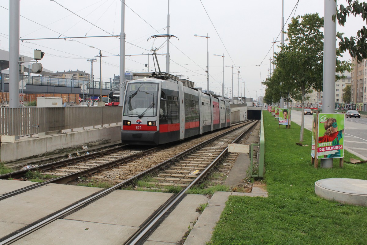 Wien Wiener Linien SL 18 (B 621) Wiedner Gürtel am 11. Oktober 2015.
