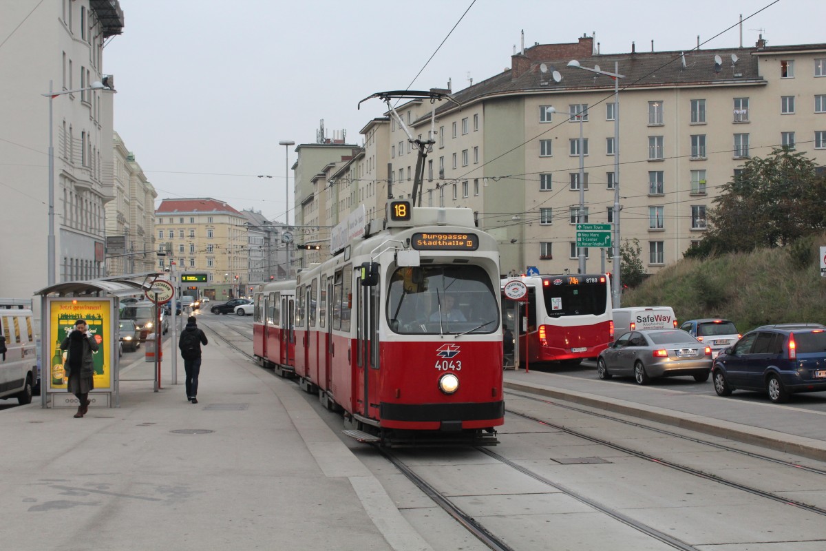 Wien Wiener Linien SL 18 (E2 4043) Landstraßer Hauptstraße (Hst. St. Marx) am 13. Oktober 2015.