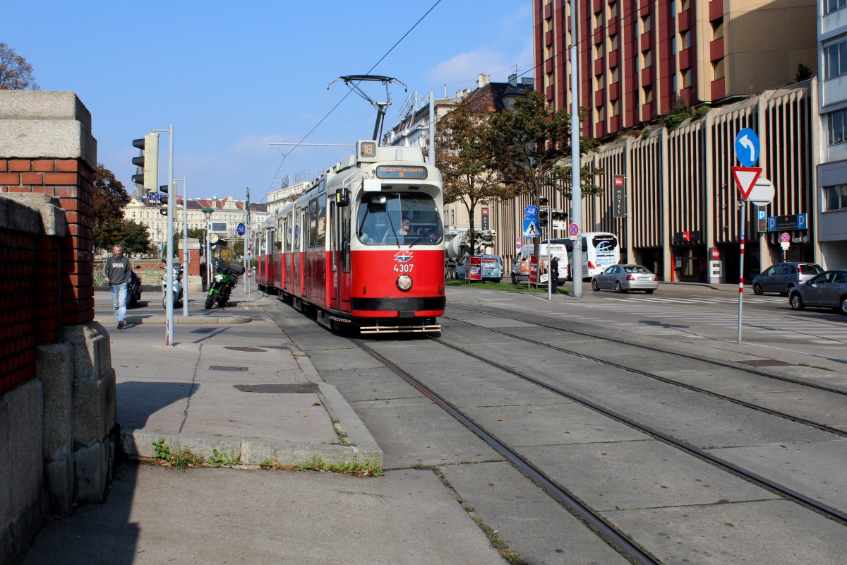 Wien Wiener Linien SL 18 (E2 4307 + c5 1507) Mariahilfer Gürtel am 12. Oktober 2015.