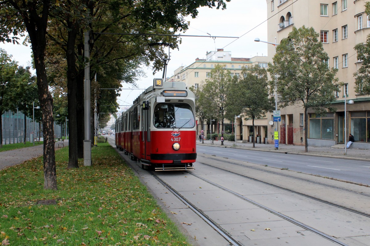 Wien Wiener Linien SL 18 (E2 4307 + c5 1507) Margaretengürtel am 12. Oktober 2015.