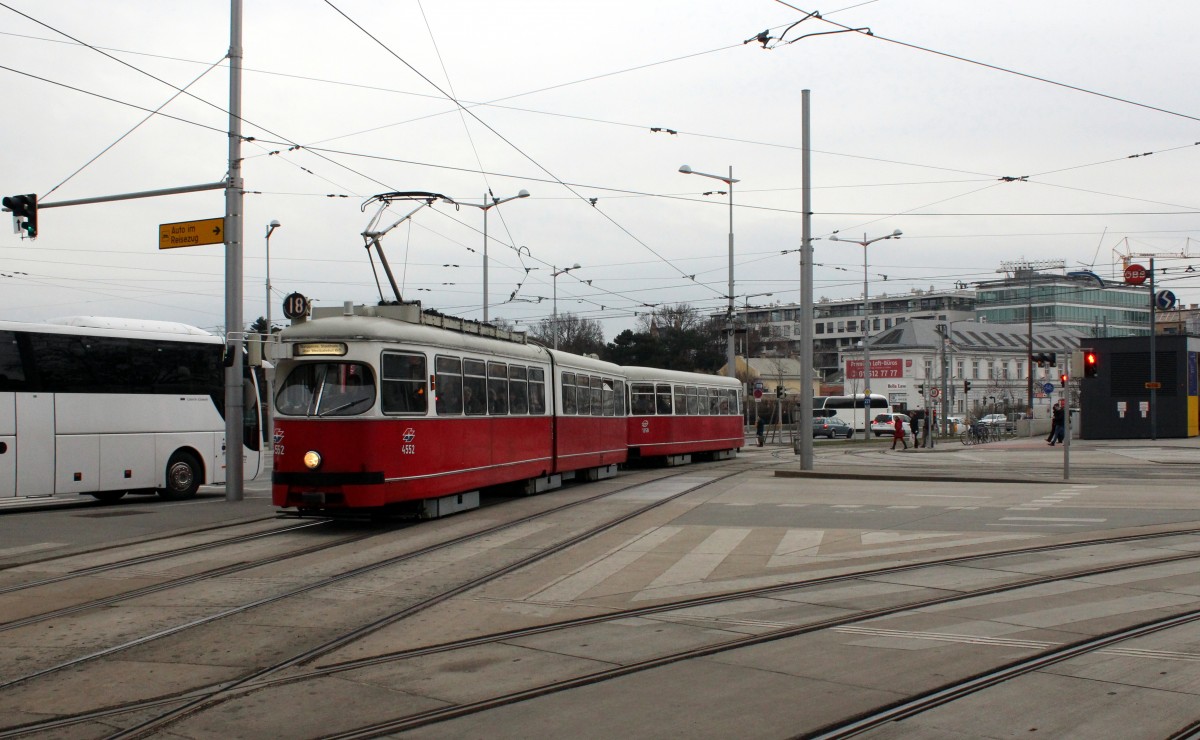 Wien Wiener Linien SL 18 (E1 4552 + c4 1358) Quartier Belvedere (Prinz-Eugen-Straße /  Landstraßer Gürtel / Arsenalstraße / Wiedner Gürtel) am 15. Februar 2016.