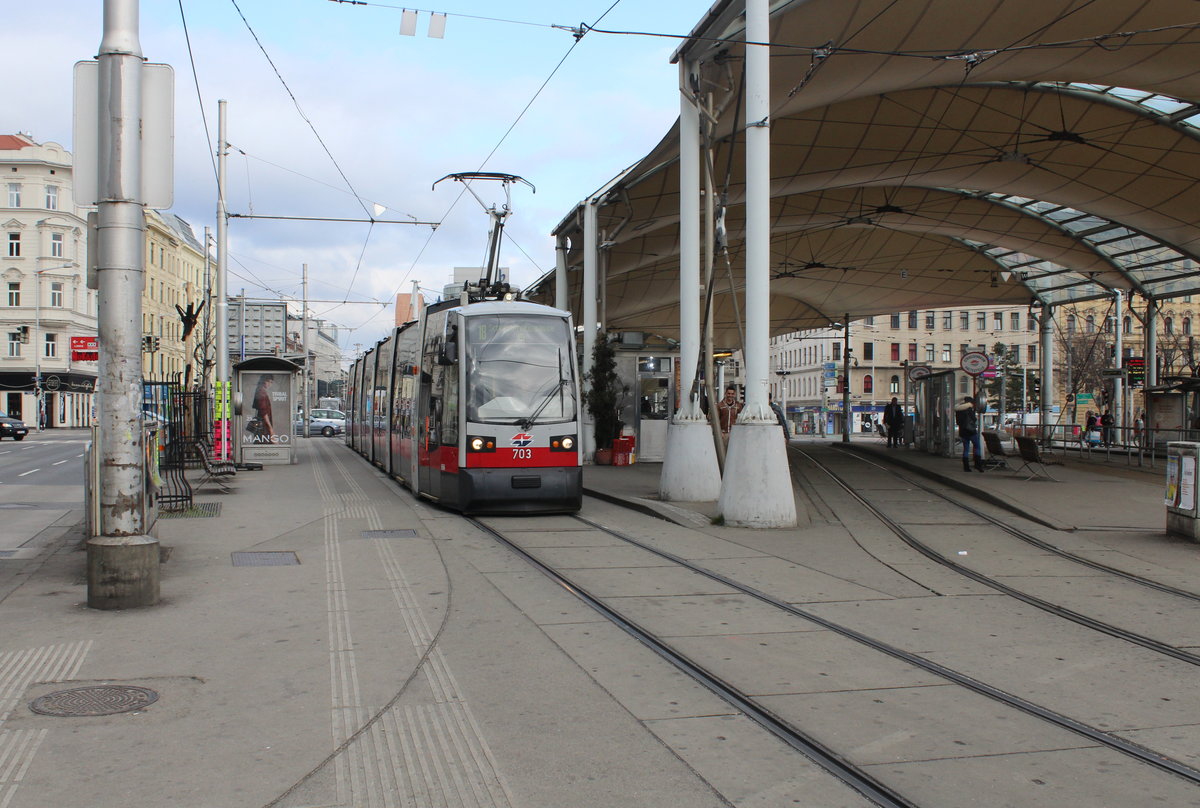 Wien Wiener Linien SL 18 (B1 703) Neubaugürtel (Hst. Urban-Loritz-Platz) am 16. Februar 2016.