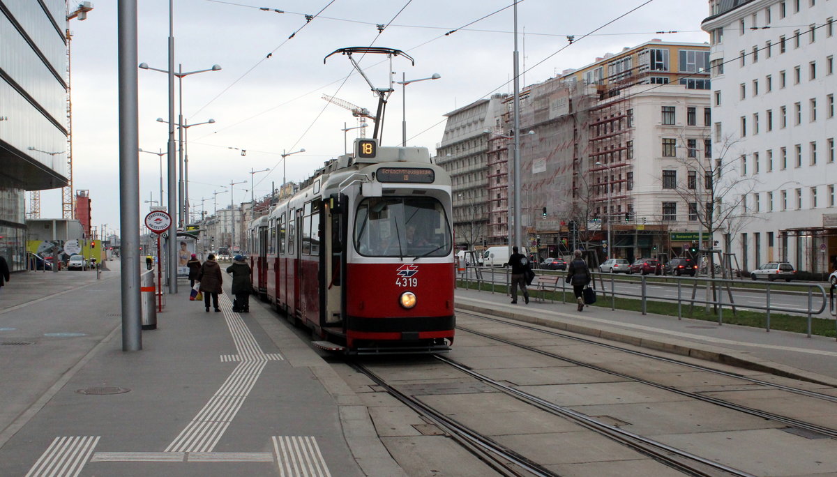 Wien Wiener Linien SL 18 (E2 4319) Wiedner Gürtel (Hst. Quartier Belvedere) am 15. Februar 2016.