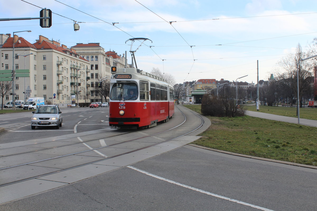 Wien Wiener Linien SL 18 (E2 4318) VI, Mariahilf, Linke Wienzeile / Gumpendorfer Gürtel am 16. Februar 2016.