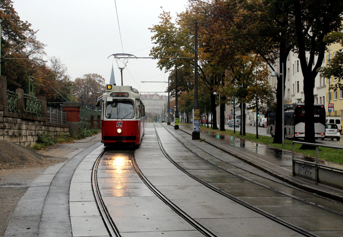Wien Wiener Linien SL 18 (E2 4316 + c5 1516) VI, Mariahilf, Mariahilfer Gürtel am 18. Oktober 2016.