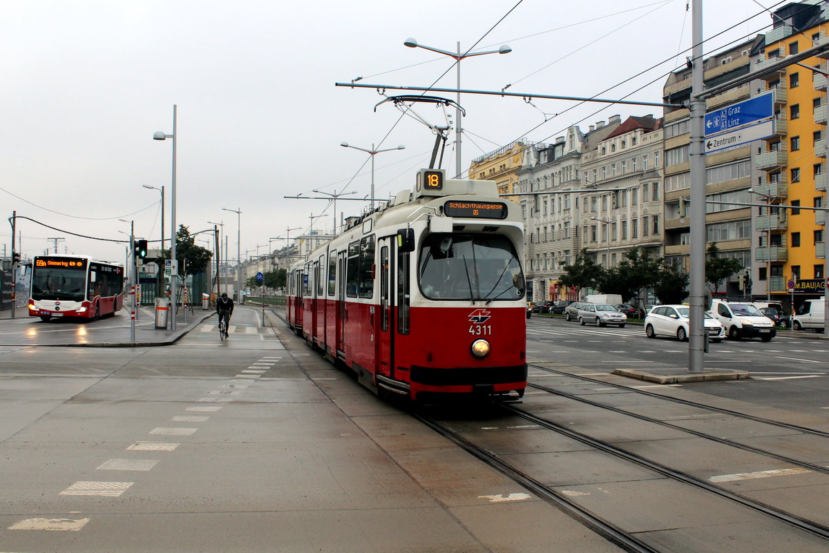 Wien Wiener Linien SL 18 (E2 4311 (Bombardier-Rotax 1986)) Wiedner Gürtel / Gertrude-Fröhlich-Sandner-Straße am 19. Oktober 2016.