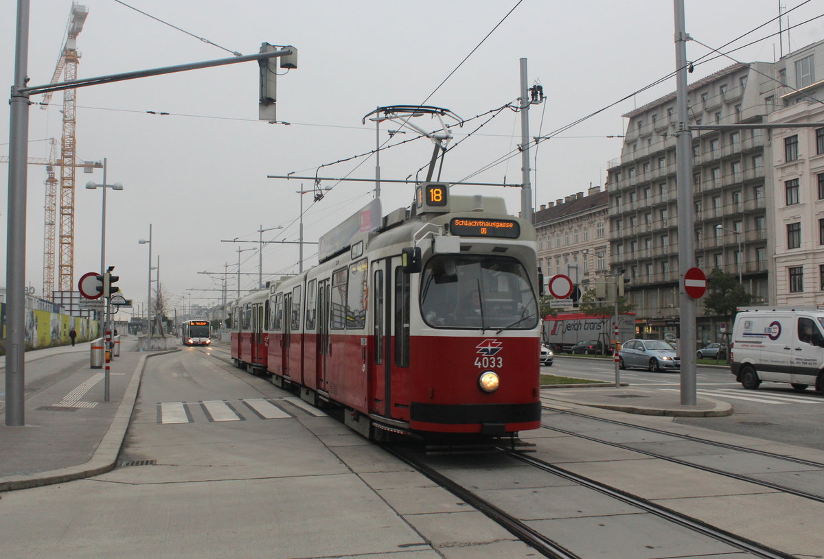 Wien Wiener Linien SL 18 (E2 4033 + c5 1433) Wiedner Gürtel / Karl-Popper-Straße am 21. Oktober 2016. - Tw E2 4033: Hersteller und Lieferungsjahr: Simmering-Graz-Pauker (SGP) 1979. - Bw c5 1433: Hersteller und Lieferungsjahr: Bombardier-Rotax 1979. 