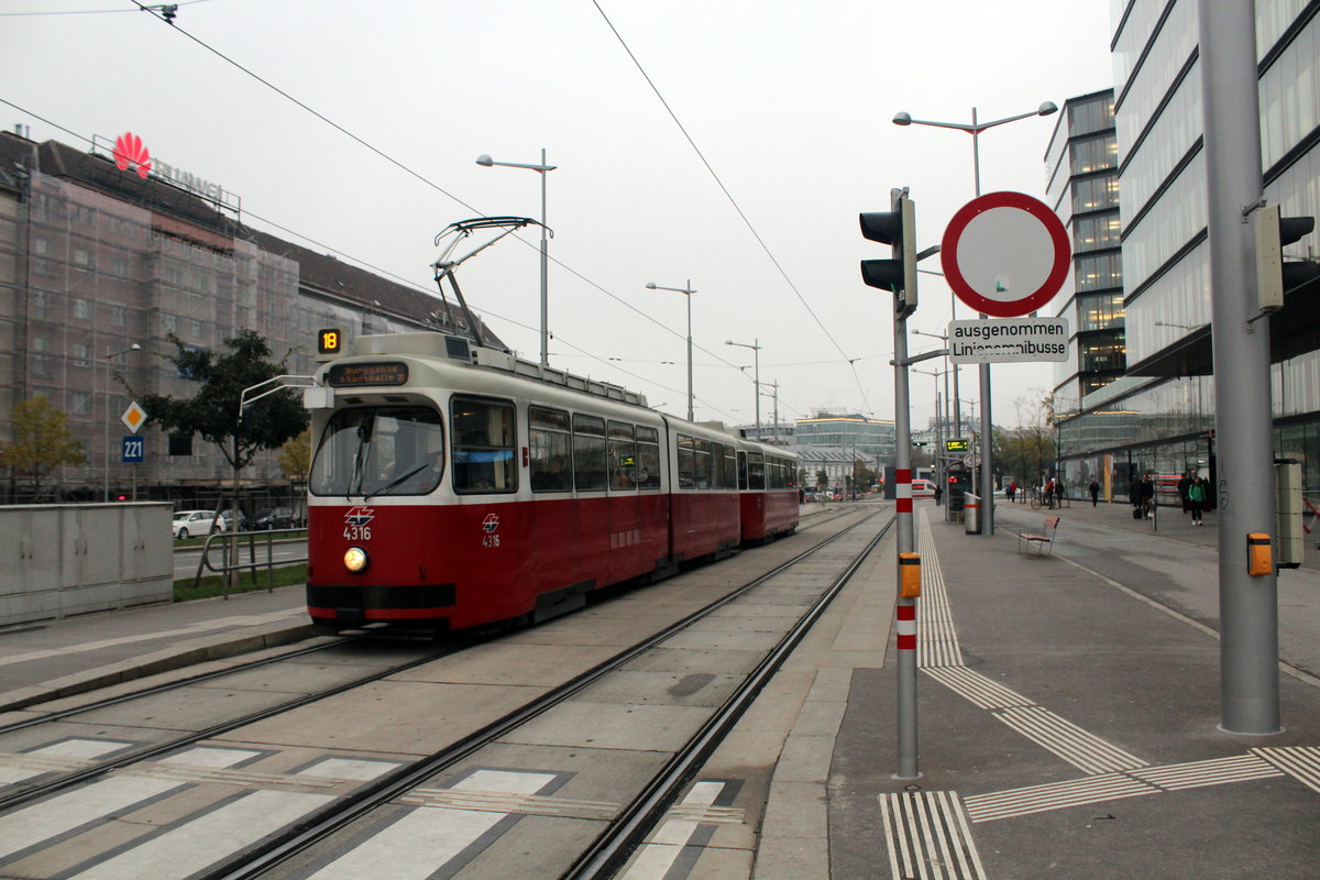 Wien Wiener Linien SL 18 (E2 4316 (Bombardier-Rotax 1989)) Wiedner Gürtel (Hst. Quartier Belvedere) am 21. Oktober 2016.