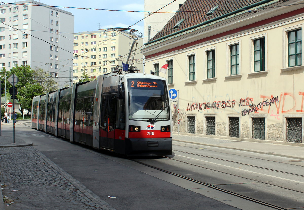 Wien Wiener Linien SL 2 (B 700) II, Leopoldstadt, Taborstraße / Am Tabor am 13. Mai 2017.