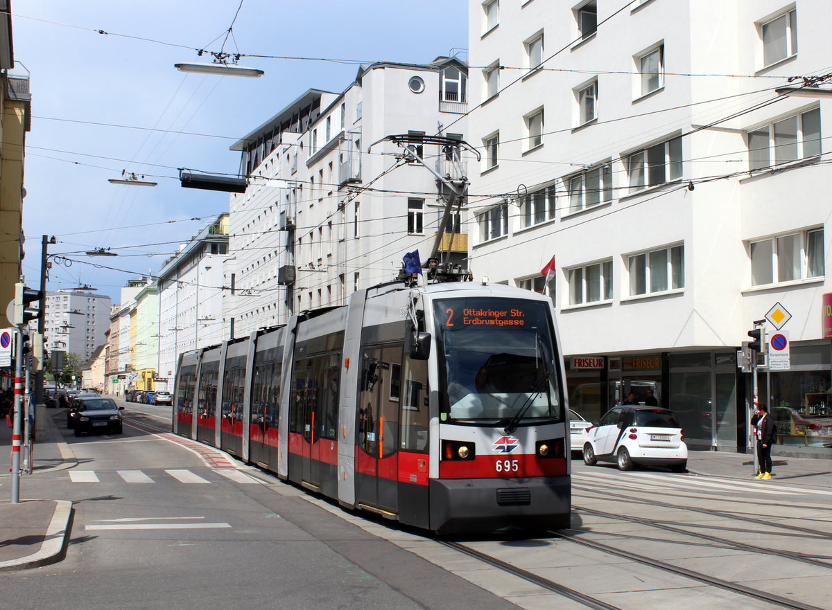 Wien Wiener Linien SL 2 (B 695) II, Leopoldstadt, Taborstraße / Heinestraße am 13. Mai 2017.