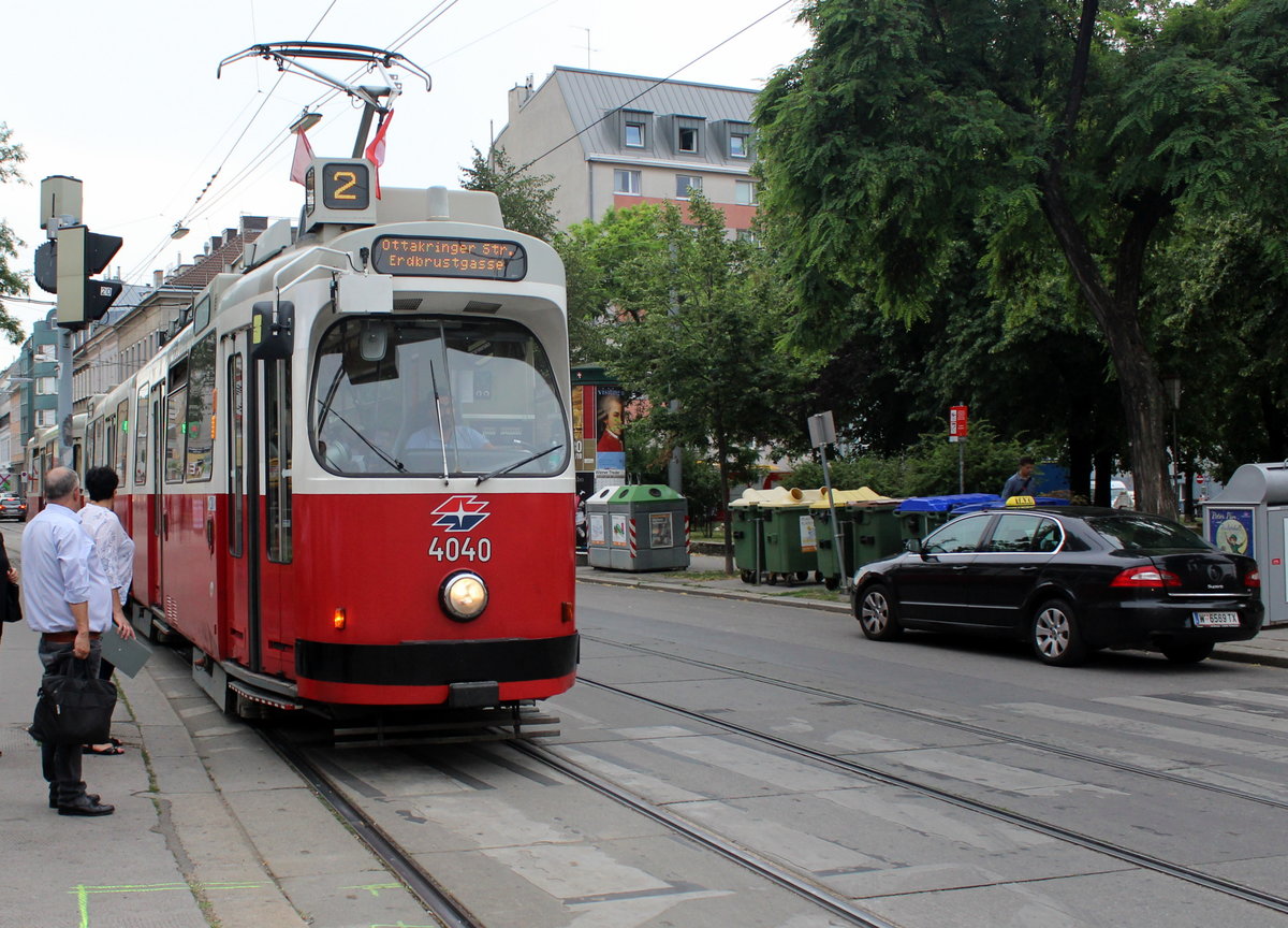 Wien Wiener Linien SL 2 (E2 4040) XVI, Ottakring, Johann-Nepomuk-Berger-Platz am 27. Juni 2017. - Seit dem 3. Juli hält die Linie 2 nicht mehr an dieser Haltestelle. Zwischen diesem Datum und dem 2. September bedienen die Züge der Linie nur die Strecke Friedrich-Engels-Platz - Josefstädter Straße (U-Bahn). Ab dem 2. September wird der 2er dann wieder durch die Neulerchenfelder Straße zum Johann-Nepomuk-Berger-Platz fahren; von hier wird die Linie 2 aber über die bisherige Strecke der SL 44 nach Dornbach (Güpferlingstraße) fortsetzen.