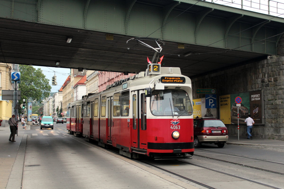 Wien Wiener Linien SL 2 (E2 4063 + c5 1456) XVI, Ottakring, Thaliastraße / Huttengasse / Weinheimergasse am 27. Juni 2017.