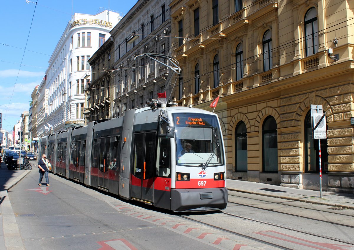 Wien Wiener Linien SL 2 (B 697) VIII, Josefstadt, Josefstädter Straße / Auerspergstraße (Hst. Rathaus) am 30. Juni 2017.