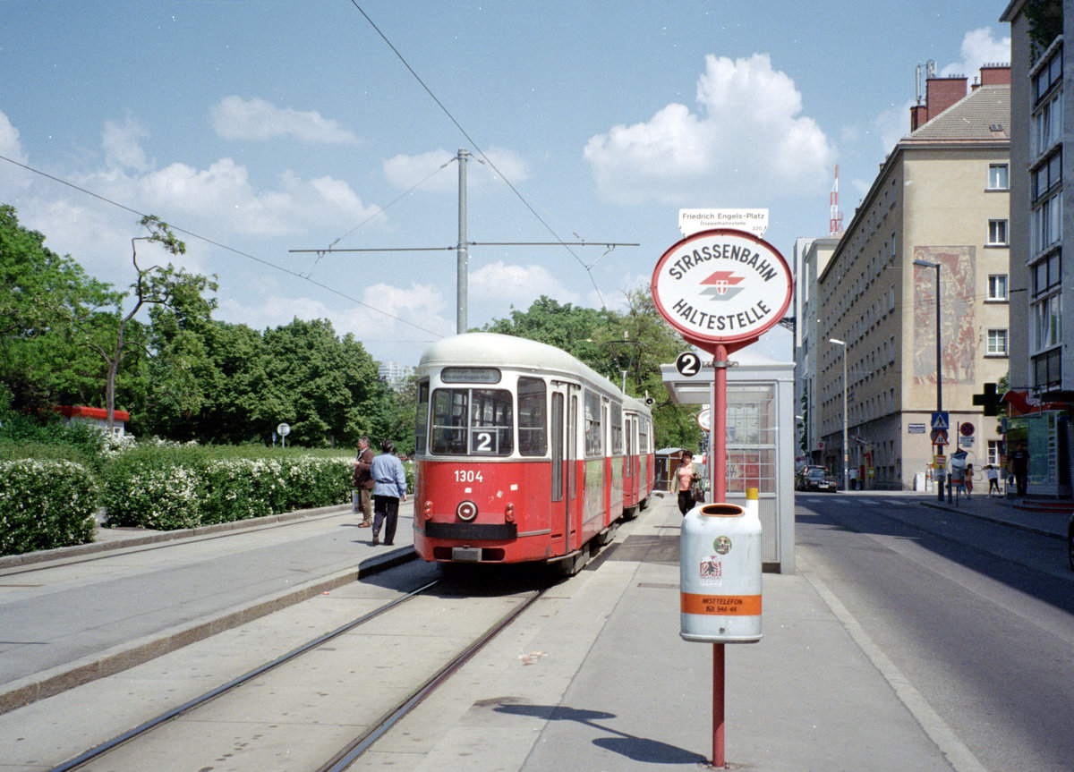 Wien Wiener Linien SL 2 (c4 1304) XX, Brigittenau, Friedrich-Engels-Platz am 3. Mai 2009. - Scan von einem Farbnegativ. Film: Kodak Gold 200. Kamera: Leica C2.