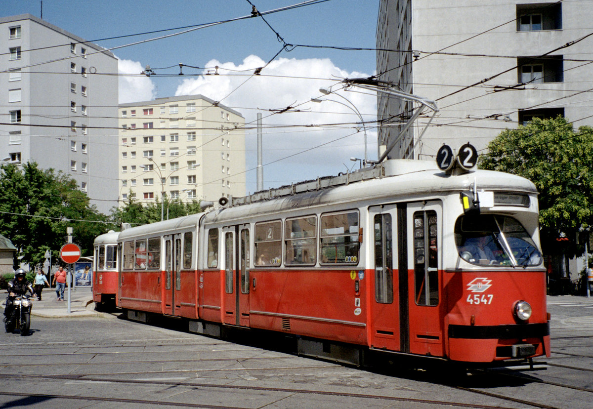Wien Wiener Linien SL 2 (E1 4547 + c3 1209) II, Leopoldstadt, Taborstraße / Nordwestbahnstraße / Am Tabor am 4. August 2010. - Scan eines Farbnegativs. Film: Kodak FB 200-7. Kamera: Leica C2.
