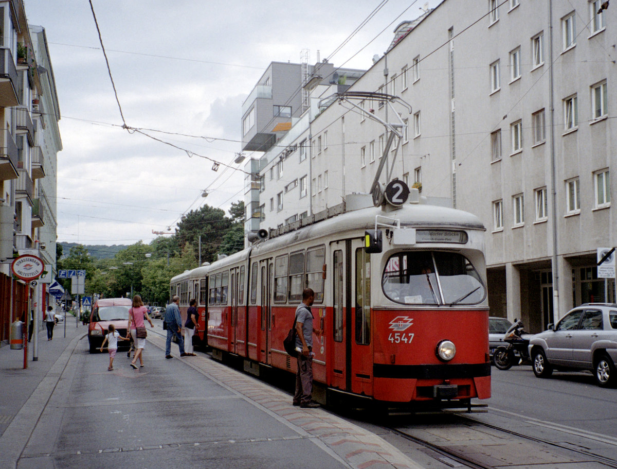 Wien Wiener Linien SL 2 (E1 4547 + c3 1209) XVI, Ottakring, Thaliastraße (Hst. Thaliastraße / Maroltingergasse) am 5. August 2010. - Scan eines Farbnegativs. Film: Kodak FB 200-7. Kamera: Leica C2.