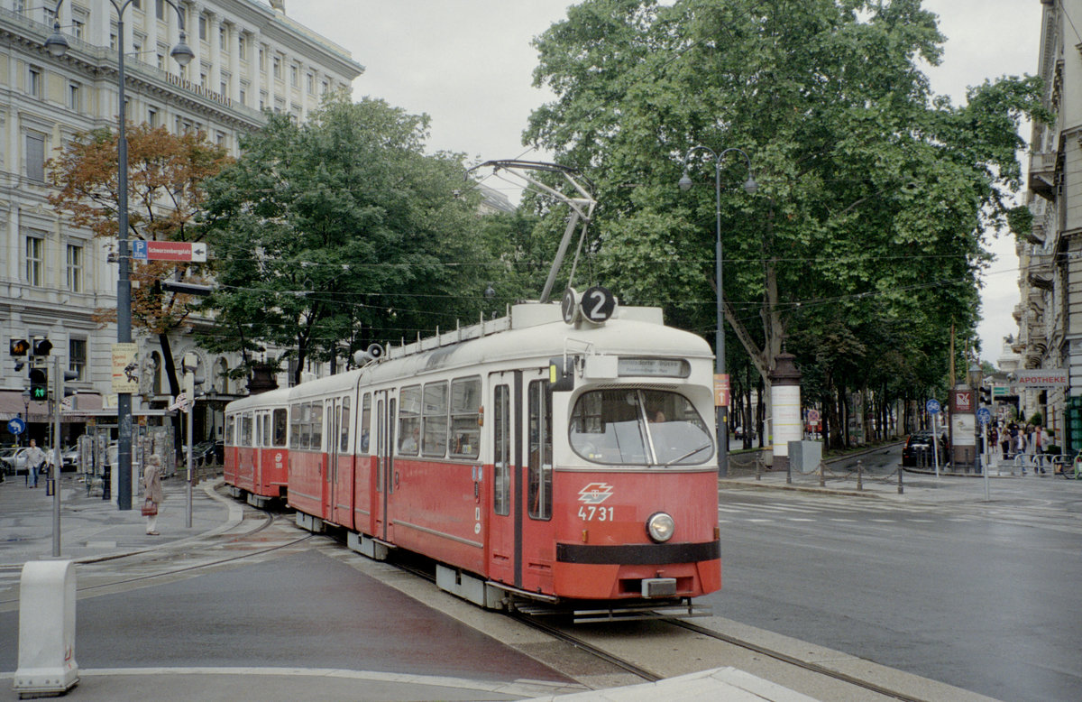 Wien Wiener Linien SL 2 (E1 4731 + c4 1369) I, Innere Stadt, Kärntner Ring /  Schwarzenbergplatz / Schwarzenbergstraße am 6. August 2010. - Scan eines Farbnegativs. Film: Kodak FB 200-7. Kamera: Leica C2.