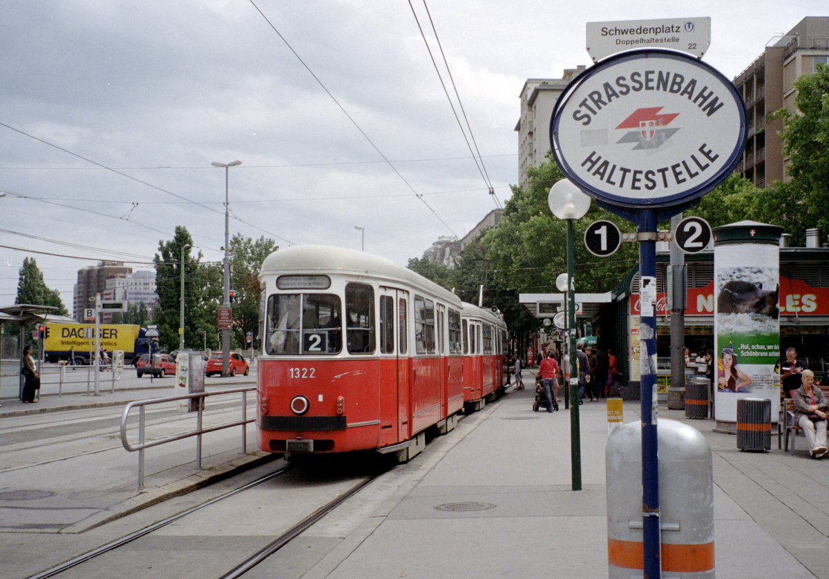 Wien Wiener Linien SL 2 (c4 1322 + E1 4817) I, Innere Stadt, Schwedenplatz am 6. August 2010. - Scan eines Farbnegativs. Film: Kodak FB 200-7. Kamera: Leica C2.