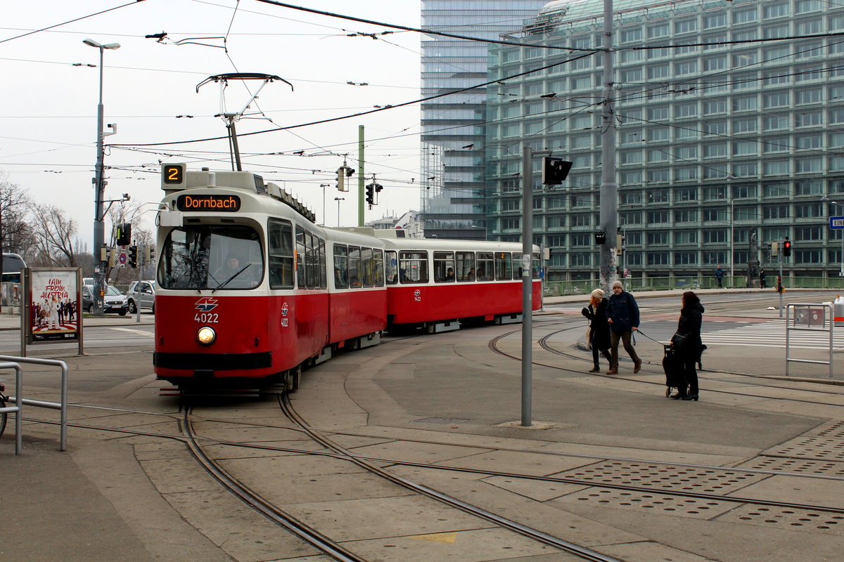 Wien Wiener Linien SL 2 (E2 4022 + c5 1422) I, Innere Stadt, Franz-Josefs-Kai am 17. März 2018.