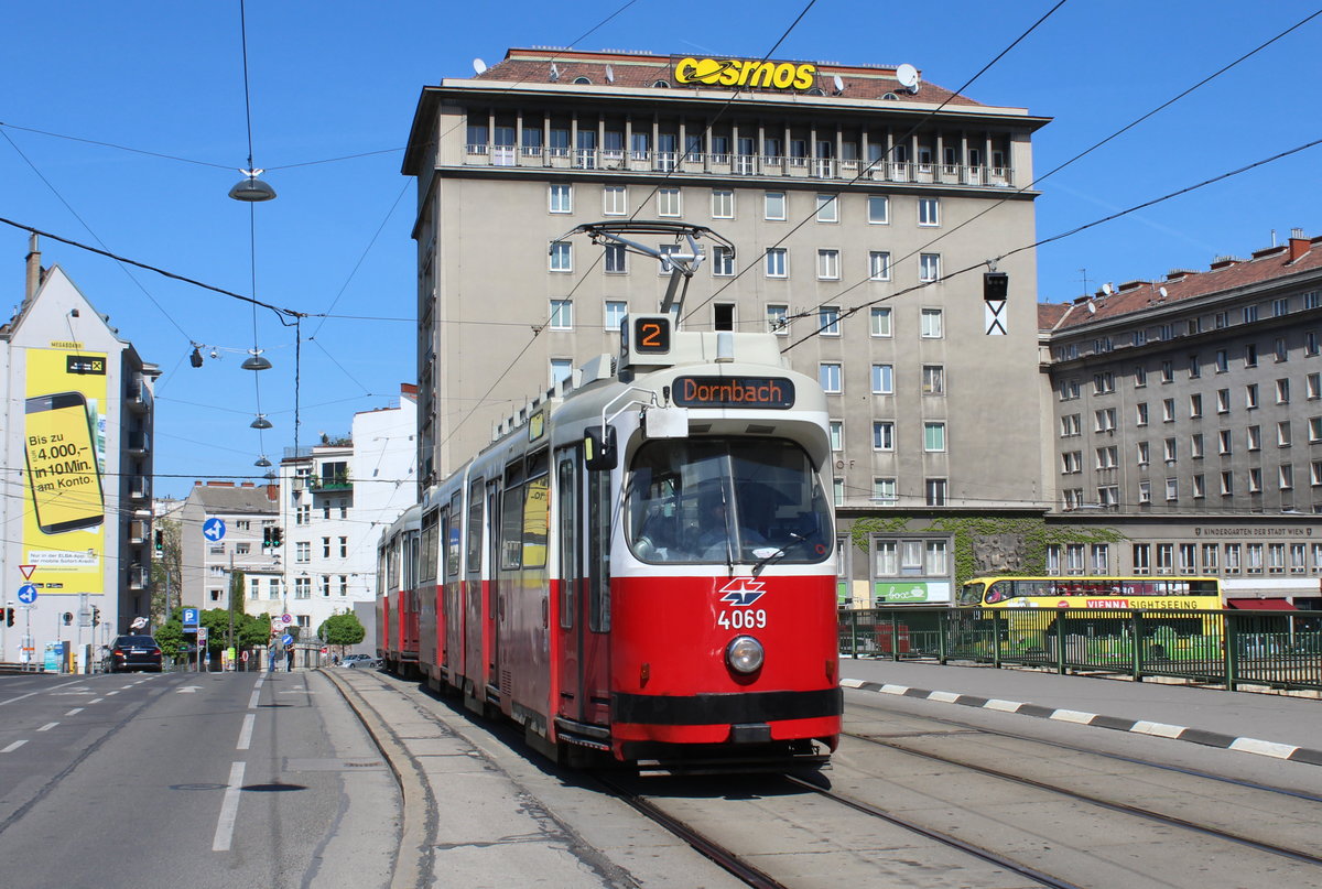 Wien Wiener Linien SL 2 (E2 4069 + c5 1469) Marienbrücke am 21. April 2018.