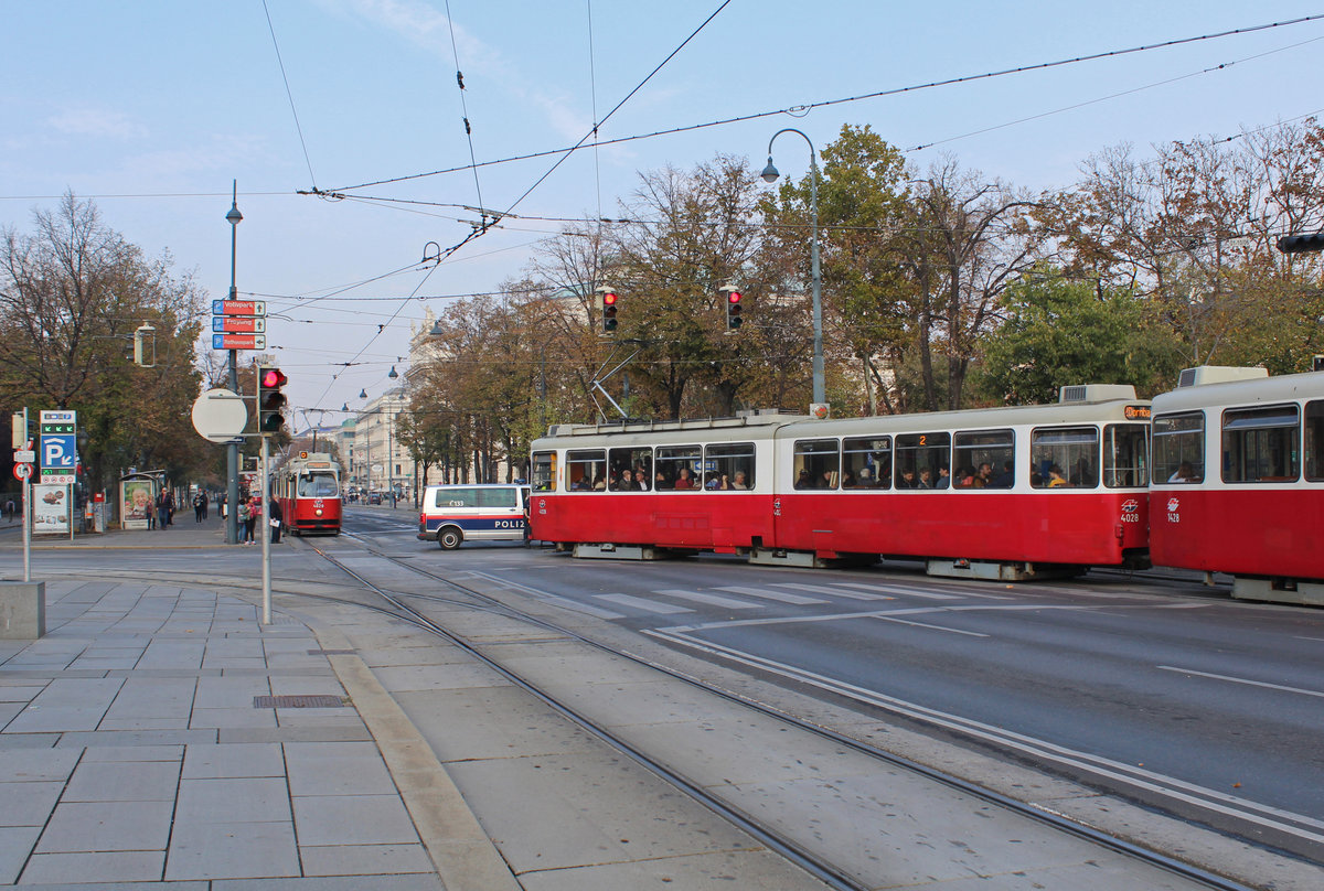 Wien Wiener Linien SL 2 (E2 4028 (SGP 1979) + c5 1428 (Bombardier-Rotax 1978)) I, Innere Stadt, Dr.-Karl-Renner-Ring / Volkspark / Universitätsring / Parlament / Rathausplatz am 18. Oktober 2018. - Wegen Absperrungen durch die Polizei fuhren nur die Straßenbahnen auf der Ringstraße.