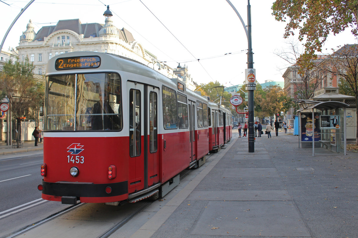 Wien Wiener Linien SL 2 (c5 1453 (Bombardier-Rotax 1980) + E2 4077 (SGP 1987)) I, Innere Stadt, Parkring / Weiskirchnerstraße (Hst. Stubentor) am 15. Oktober 2018.