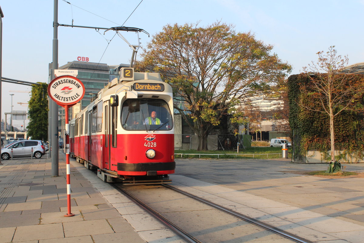 Wien Wiener Linien SL 2 (E2 4028 (SGP 1979) + c5 1428 (Bombardier-Rotax 1978)) II, Leopoldstadt, Praterstern am 18. Oktober 2018. - Verspätete Züge der SL 2, die in Richtung Friedrich-Engels-Platz fahren, können zum Praterstern über die Heinestraße, die Mühlfeldgasse und die Nordbahnstraße umgeleitet werden.