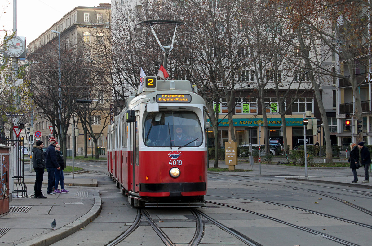Wien Wiener Linien SL 2 (E2 4019) I, Innere Stadt, Franz-Josefs-Kai / Schwedenbrücke / Schwedenplatz am 1. Dezember 2019. - Der Tw E2 4019 wurde 1979 von SGP in Wien-Simmering hergestellt.