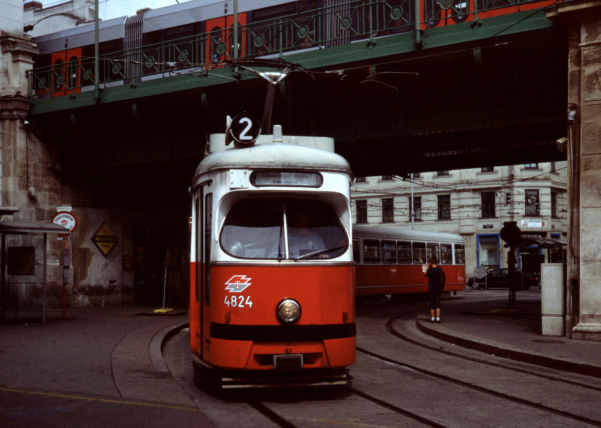 Wien Wiener Linien SL 2 (E1 4824 (SGP 1974)) XVI, Ottakring / VIII, Josefstadt, U-Bhf. Josefstädter Straße / Gürtel / Neulerchenfelder Straße am 5. August 2010. - Scan eines Diapositivs. Film: Kodak Ektachrome ED-3. Kamera: Leica CL.