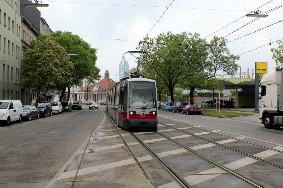 Wien Wiener Linien SL 2 (B1 704) Nordbahnstrasse am 2. Mai 2015.