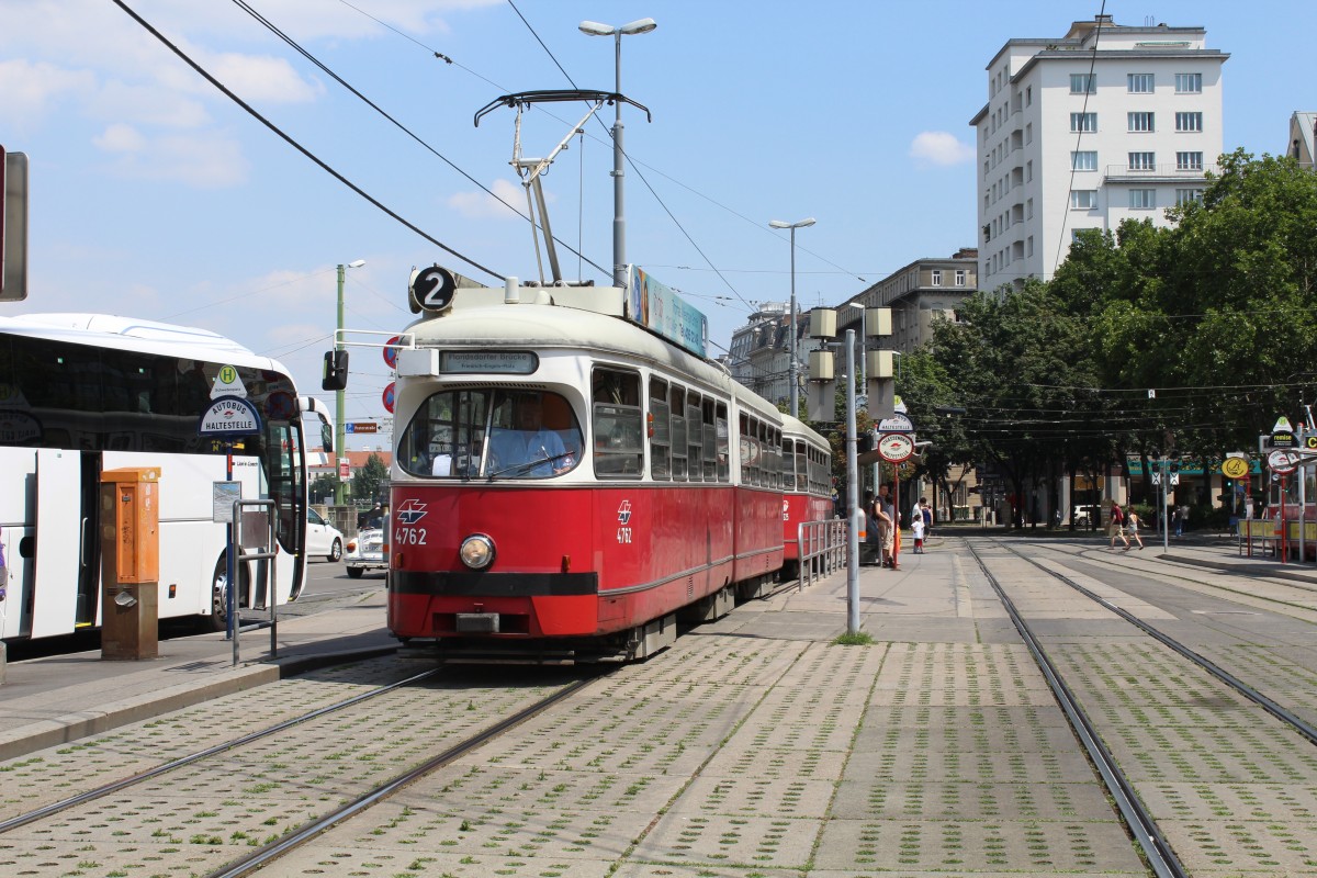 Wien Wiener Linien SL 2 (E1 4762 + c4 1325) Schwedenplatz am 1. Juli 2015.