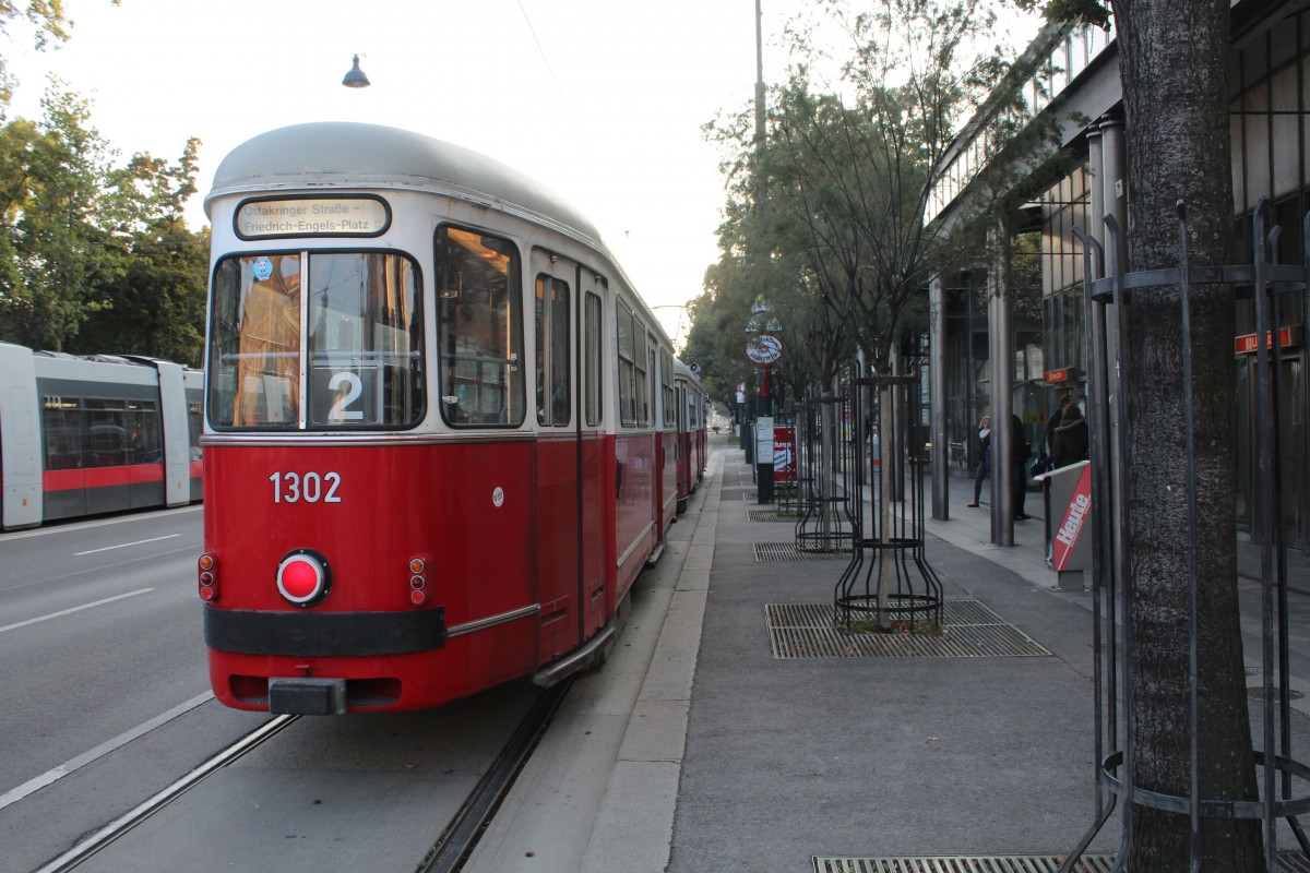 Wien Wiener Linien: SL 2 (c4 1302 (Rotax 1974)) Parkring (Hst. Stubentor) am 12. Oktober 2015.