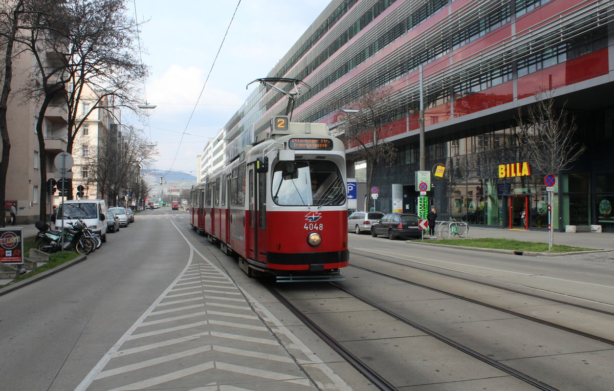 Wien Wiener Linien SL 2: Ein Zug bestehend aus dem Tw E2 4048 und dem Bw 1448 erreicht am 23. März 2016 die Haltestelle Dresdner Straße. 